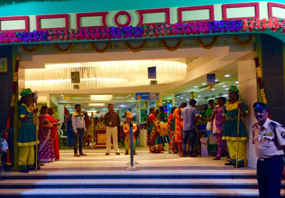 Show and dream world - starting at the entrance